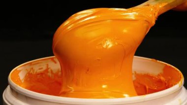 Turuncu plastisol mürekkep fıçıyı Kepçe