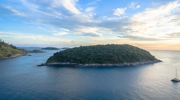 Fotografia lotnicza wyspy przed Phomethep cape — Zdjęcie stockowe