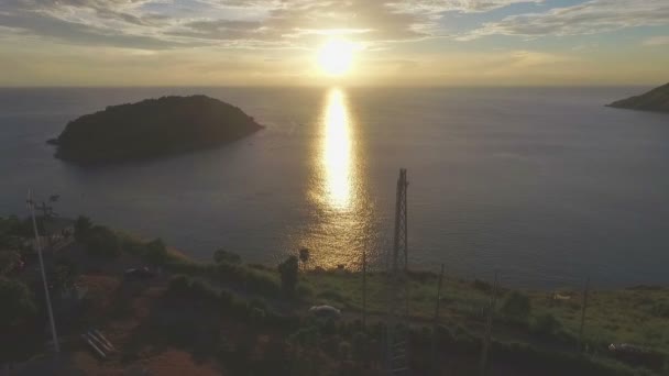 Légi felvételek sziget infront Phomethep cape — Stock videók