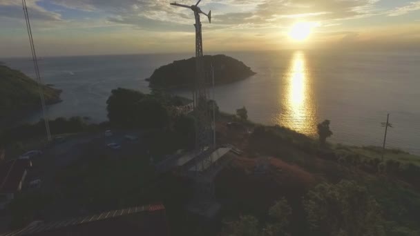 Windkraftanlage auf Bergkuppe — Stockvideo