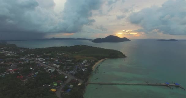 Rawai beach egy nap hajókirándulás, hogy Phukets körüli islands.long-tail a hajókat és a sebesség csónak bérelhető a partján, ahol lehet rendezni egy kirándulást az öböl-szigetekre indít pont. — Stock videók