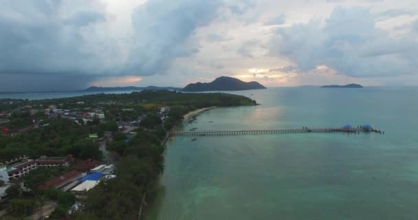 Playa de Rawai es un punto de lanzamiento para excursiones en barco de un día a las islas circundantes Phukets. Barcos de cola larga y lanchas rápidas disponibles para alquilar sus costas, donde se puede organizar un viaje a las islas en el golfo . — Vídeo de stock