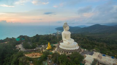 big Buddha yukarıda tatlı günbatımı