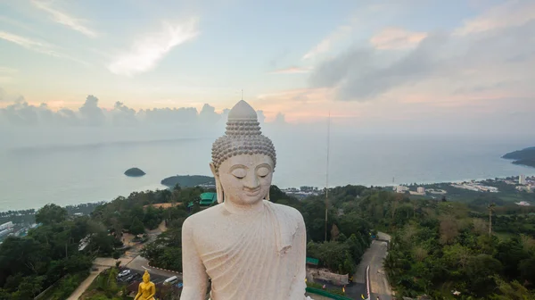 Coucher de soleil doux au-dessus du grand Bouddha — Photo