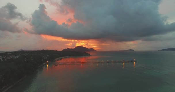 Схід сонця над Rawai Пірс — стокове відео