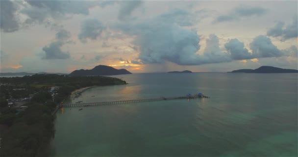 Sonnenaufgang über dem rawai pier — Stockvideo