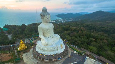 big Buddha yukarıda tatlı günbatımı