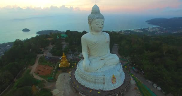 Dulce puesta de sol sobre el gran Buda de Phuket — Vídeo de stock