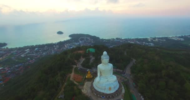 Süßer Sonnenuntergang über Phukets großem Buddha — Stockvideo