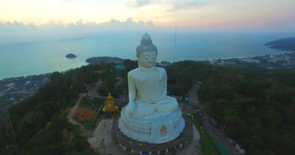 Coucher de soleil doux au-dessus du grand Bouddha de Phuket — Video