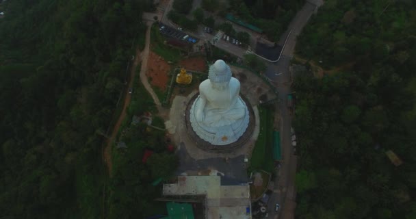 Widok z lotu ptaka upiększyć Wielkiego Buddy na wyspie Phuket. najbardziej istotne i szanowanych zabytki na wyspie. Ogromny obraz usytuowany jest na szczycie wzgórza, które jest łatwo widoczne z daleka — Wideo stockowe