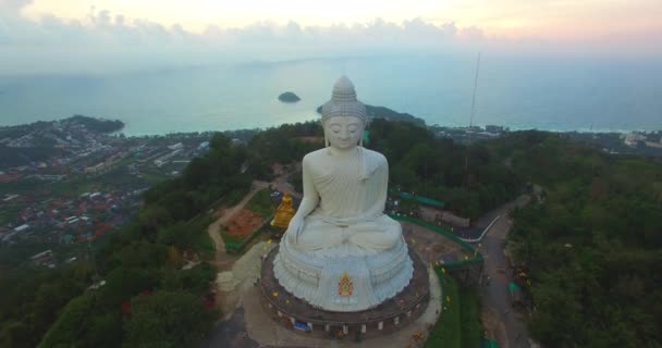 Letecký pohled na zkrášlit v ostrově Phuket Big Buddha. nejvíce důležité a ctěný památek na ostrově. Obrovský obraz na vrcholku kopce, který je snadno vidět z dálky — Stock video