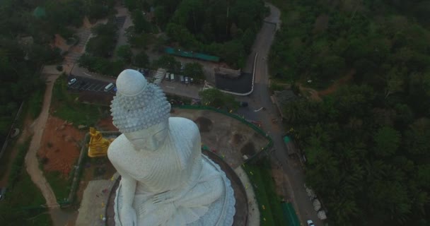 Vista aérea del embellecimiento de Big Buddha en la isla de Phuket. monumentos más importantes y venerados de la isla. La enorme imagen se encuentra en la cima de la colina que se ve fácilmente desde lejos — Vídeos de Stock