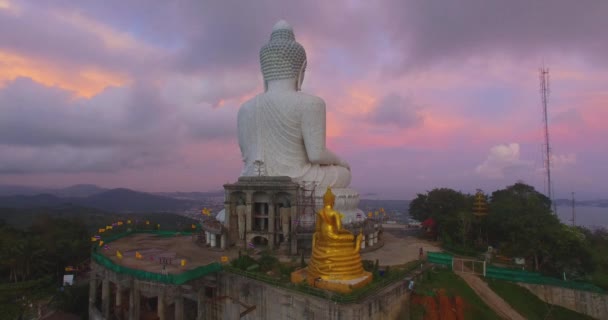 Fotografia aérea doce pôr do sol acima do grande Buda de Phuket — Vídeo de Stock