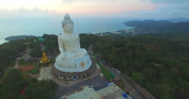 Luftaufnahmen süßer Sonnenuntergang über dem großen Buddha von Phuket — Stockvideo