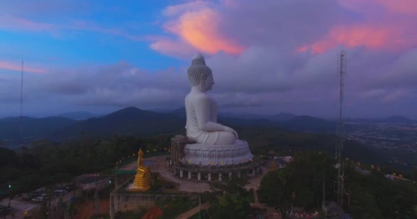 Fotografia aérea doce pôr do sol acima do grande Buda de Phuket — Vídeo de Stock