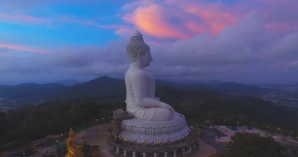 Fotografía aérea dulce puesta de sol sobre el gran Buda de Phuket — Vídeos de Stock