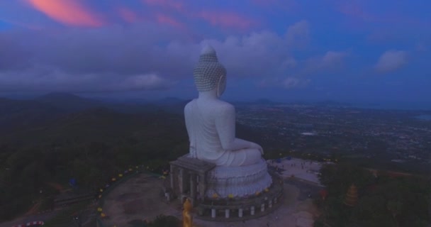 Flygfotografering söta solnedgången över Phuket big Buddha — Stockvideo