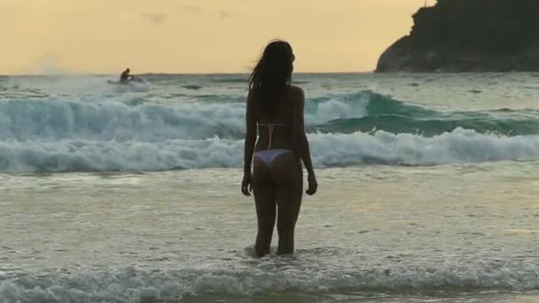 Tourist spielt auf Welle am Kata-Strand von Phuket — Stockvideo