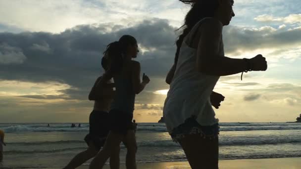 Turista jugando en ola en la playa de Kata Phuket — Vídeos de Stock