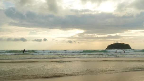 Turista jogando em onda na praia de Kata Phuket — Vídeo de Stock