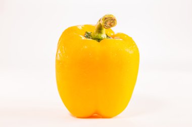 Beyaz arkaplanda dolmalık biber