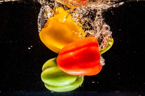 Spruzzare peperoni sull'acqua — Foto Stock