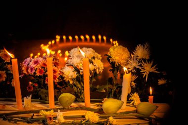 mumlar ve bir grup ölü Kral'a dua çiçeklerin ateş