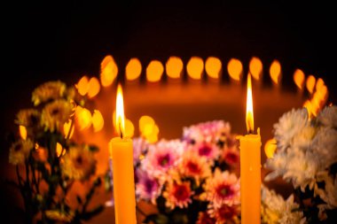 mumlar ve bir grup ölü Kral'a dua çiçeklerin ateş