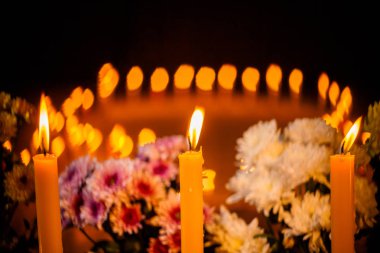 mumlar ve bir grup ölü Kral'a dua çiçeklerin ateş