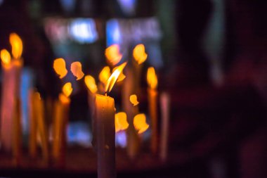 mumlar ve bir grup ölü Kral'a dua çiçeklerin ateş