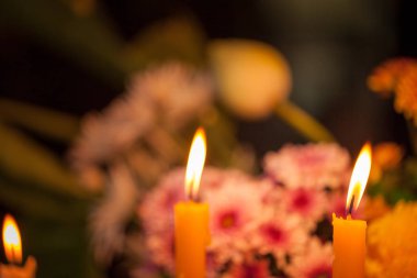 mumlar ve bir grup ölü Kral'a dua çiçeklerin ateş