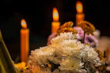 mumlar ve bir grup ölü Kral'a dua çiçeklerin ateş