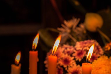 mumlar ve bir grup ölü Kral'a dua çiçeklerin ateş