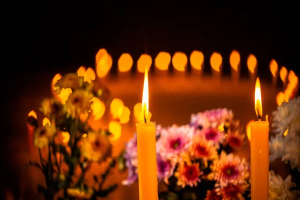 Brand op kaarsen en een groep van bloemen om te bidden voor de dode koning — Stockfoto