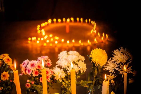 Brand op kaarsen en een groep van bloemen om te bidden voor de dode koning — Stockfoto
