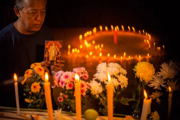 Вогонь на свічках і група квітів, щоб молитися за померлого короля — стокове фото