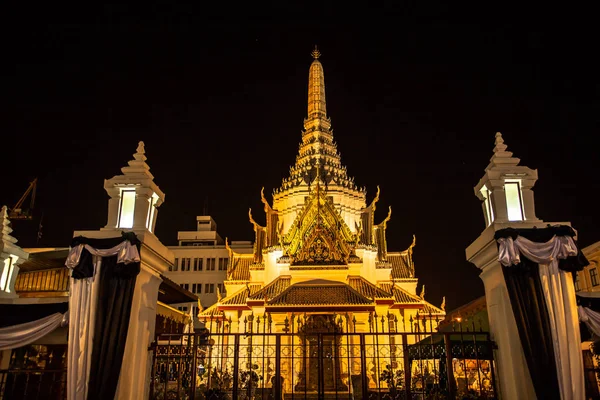 Thai people pray for the King — Stock Photo, Image