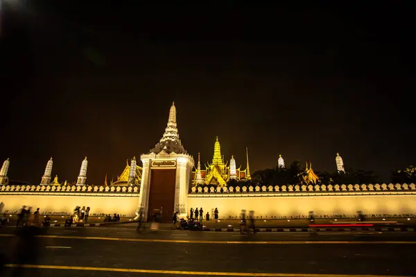 Тайцы молятся за короля — стоковое фото
