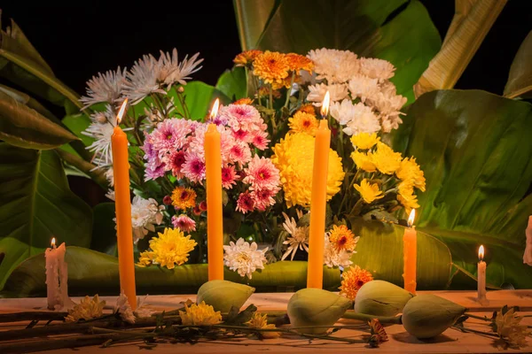 Fire on candles and a group of flowers to pray for the dead king — Stock Photo, Image