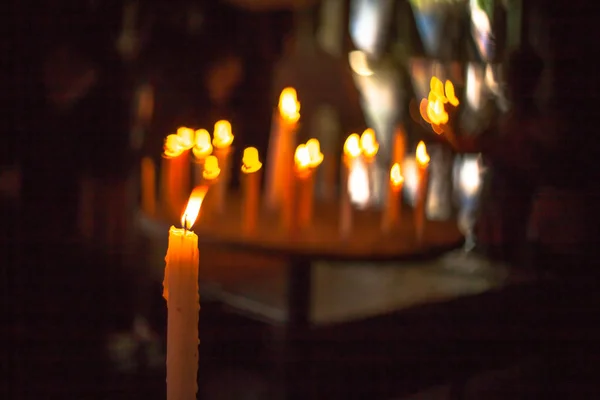 Fuego sobre velas y un grupo de flores para rezar por el rey muerto — Foto de Stock