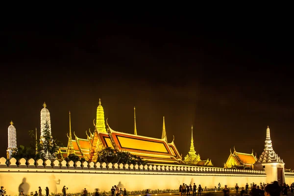 I thailandesi pregano per il Re — Foto Stock