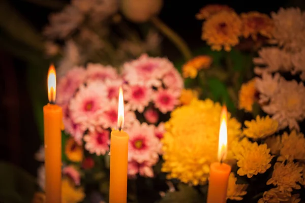Mumlar ve bir grup ölü Kral'a dua çiçeklerin ateş — Stok fotoğraf