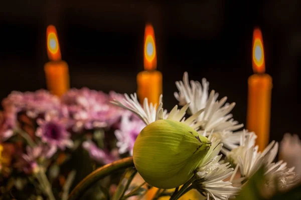 Fuego sobre velas y un grupo de flores para rezar por el rey muerto —  Fotos de Stock