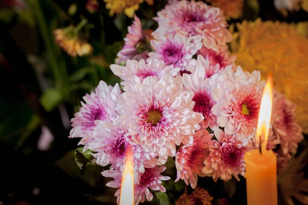 Fogo sobre velas e um grupo de flores para rezar pelo rei morto — Fotografia de Stock