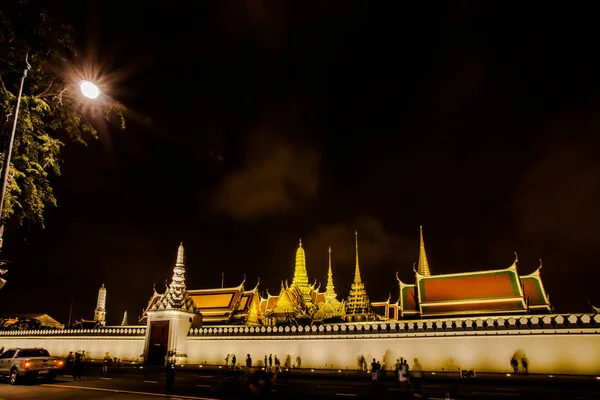 Thailänder beten für den König — Stockfoto