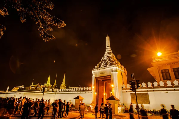 Thai people pray for the King — Stock Photo, Image