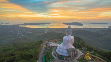 big Buddha güneş doğarken 