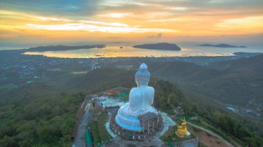 big Buddha güneş doğarken 