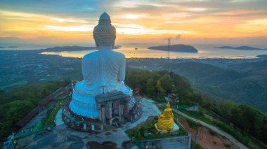 big Buddha güneş doğarken 
